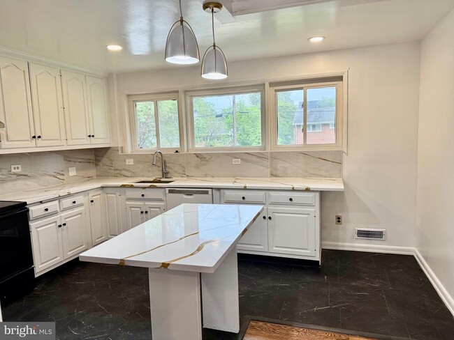 Building Photo - 5933 Rossmore Dr
