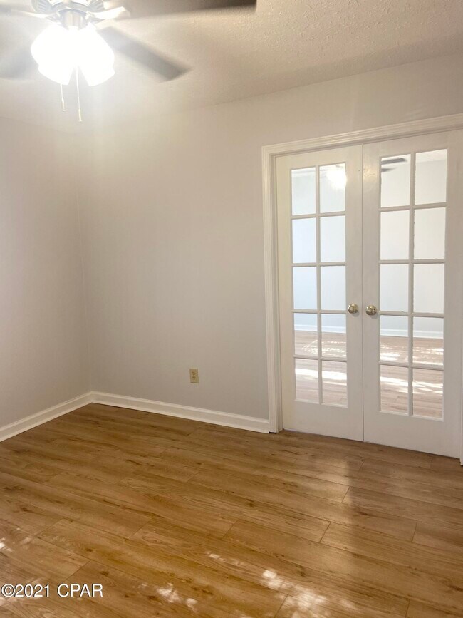Building Photo - 2422 Johnson Dr