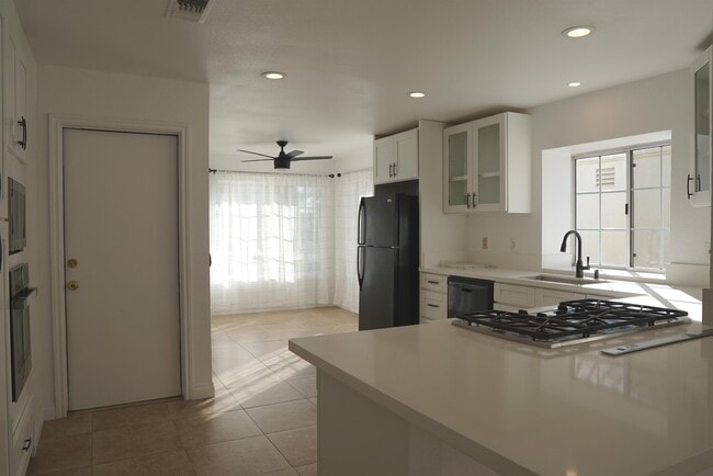 Building Photo - 43917 Cll Las Brisas W