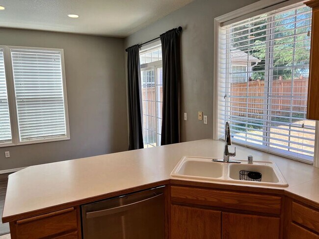 Building Photo - 8225 Sweetbrier Loop SE