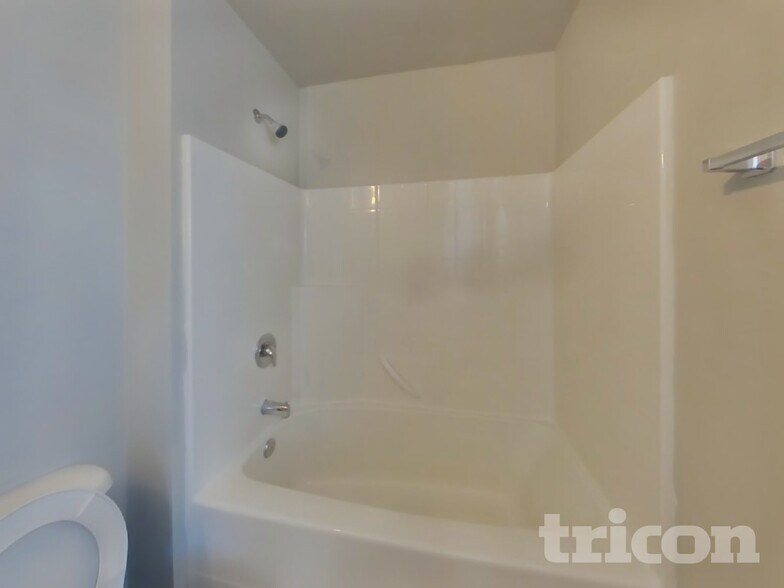 Building Photo - 1924 Kelowna Place Southest