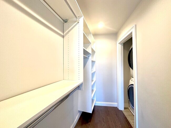 Building Photo - 371 Main St