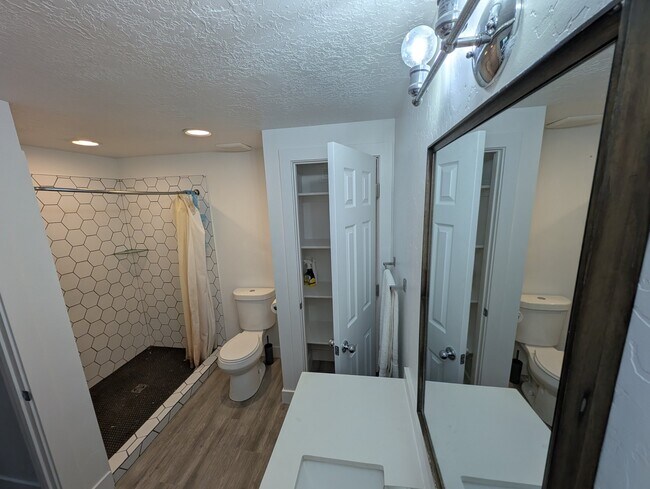 Building Photo - 5206 Hunter Dr