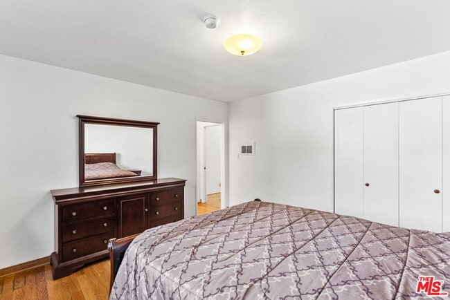 Building Photo - 15529 Moorpark St