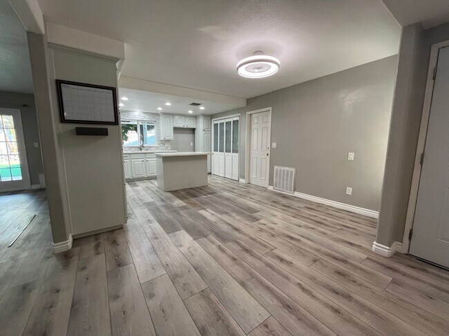 Building Photo - 12580 Fairoaks Ln