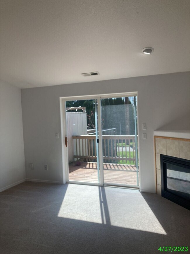 Building Photo - 565 NW Meadows Dr