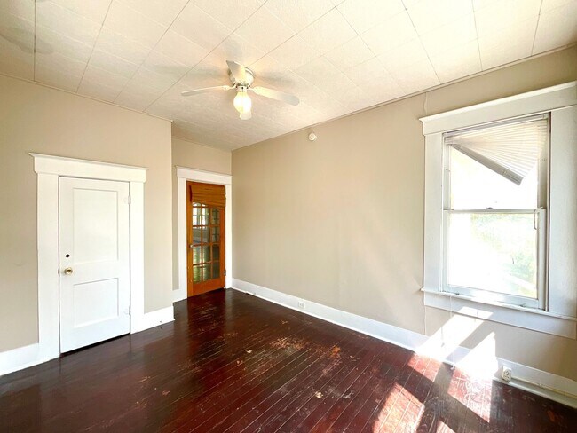 Building Photo - 810 W Magnolia Ave