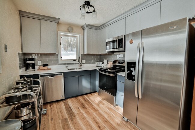 Building Photo - Cabin on Peak 7! 2bed plus loft!  Hot tub!