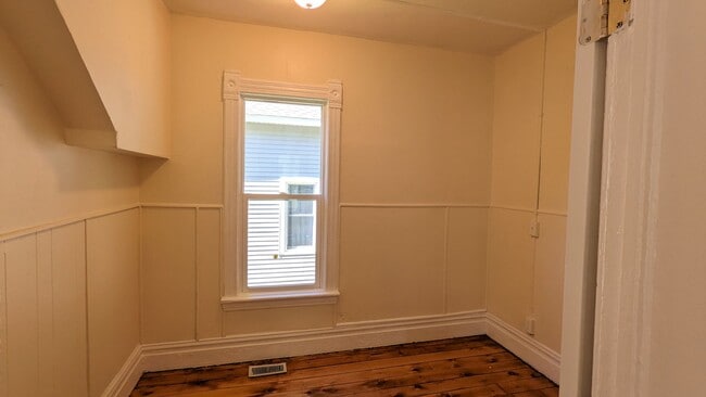 Building Photo - 384 Iona Ave