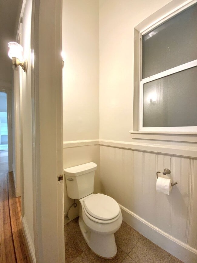 Building Photo - SPACIOUS 4BR! Laundry IN-UNIT! Great Locat...