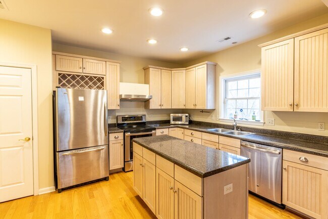Building Photo - Single Family Home Minutes to DTWN/UVA Area