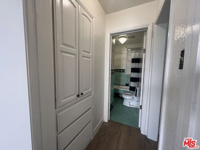 Building Photo - 4956 S San Vicente Blvd