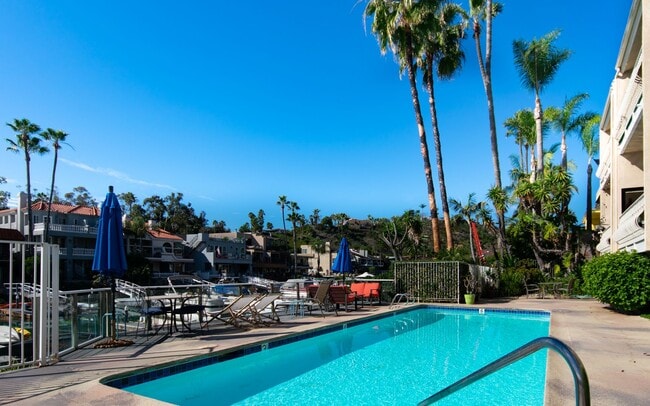 Building Photo - 2 Bedroom, 2 Bath Bristol Cove Condo