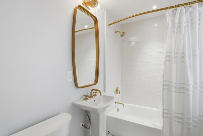 Building Photo - 705 Barnard St