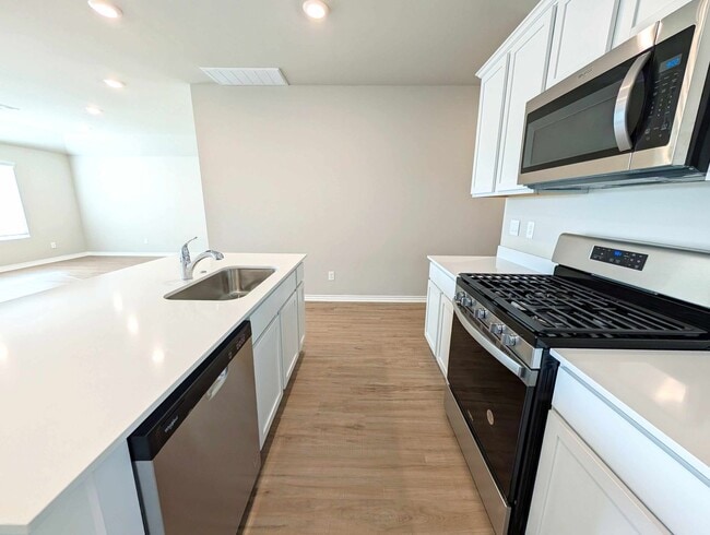 Building Photo - Newer 3/2 in Mustang Schools