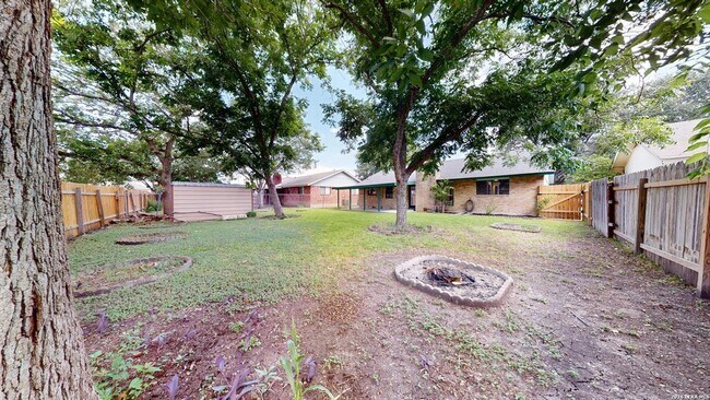 Building Photo - 318 Renee Dr