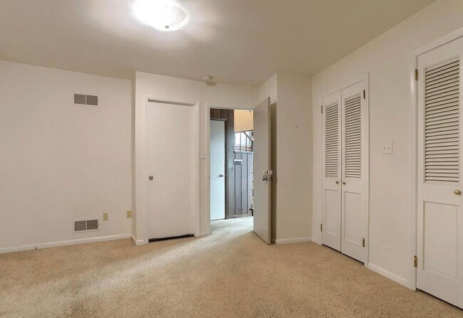 Building Photo - Secluded 3 Bedroom 4 Bath Home