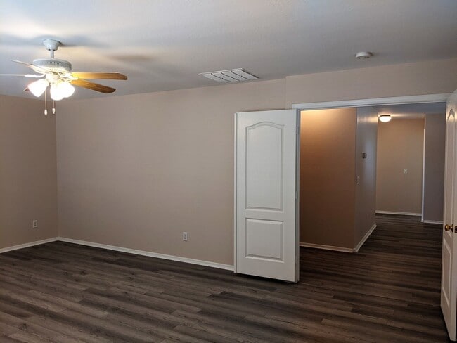 Building Photo - 4 Bedroom Home Near W Southern Ave and S 7...