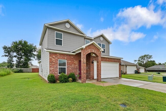 Building Photo - Beautiful home Located in desirable west Fayetteville neighborhood with playground