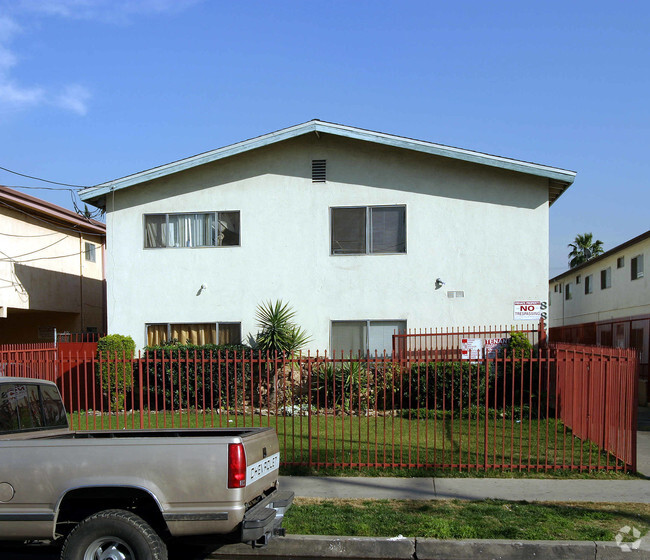 Building Photo - 8820 Tobias Ave