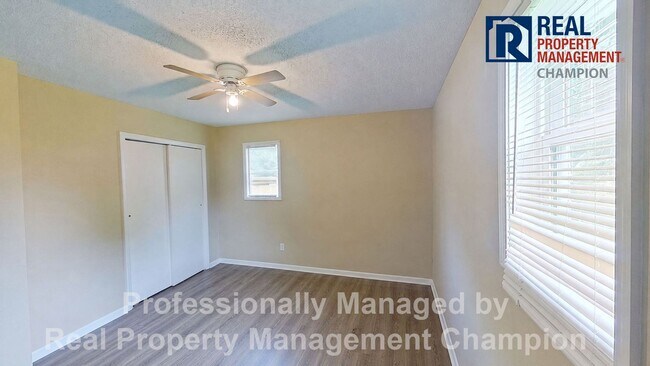 Building Photo - 3 BD/2 BA Home w/Attached Garage on Large Corner Lot w/Fenced Backyard