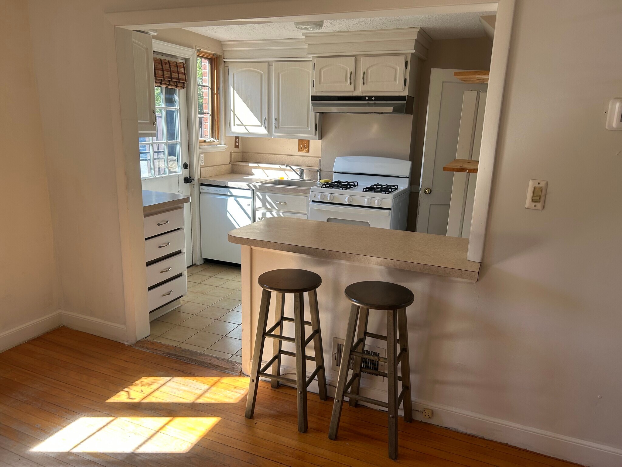 Sunny, eat in kitchen - 36 Pierce Rd