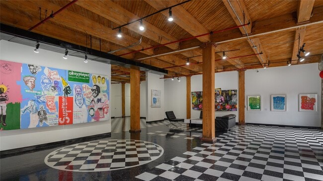 Primary Photo - 711 William St