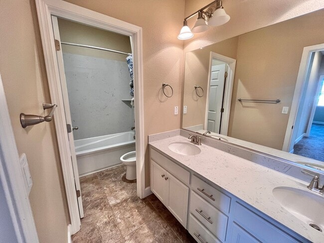 Building Photo - Beautiful 5 bed 3 1/2 bath with SOLAR! Great location!