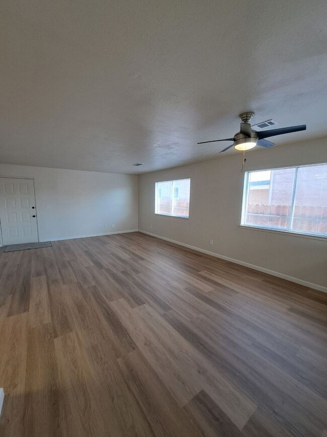 Building Photo - 546/550 E Polk St