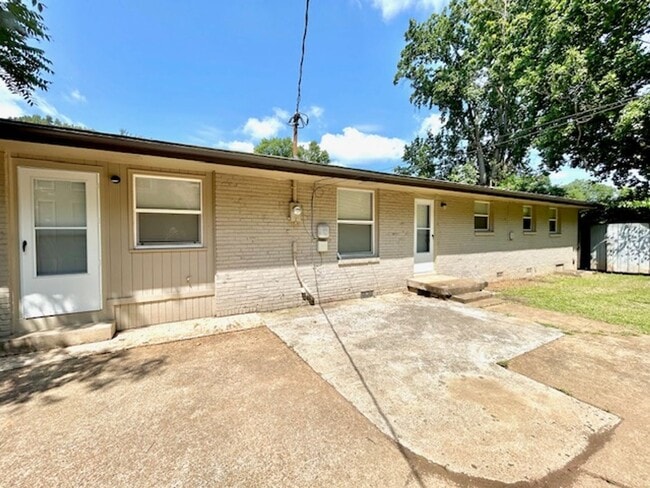 Building Photo - 3902 Lakeview Dr NW