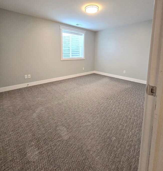 Building Photo - Gorgeous 6 Bedroom, 3 Bathroom Home in Mountain Bend in Ammon - By Real Property Management