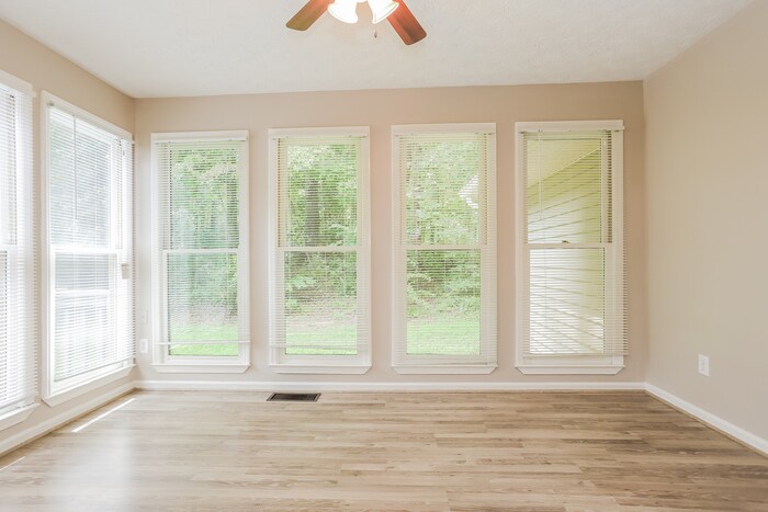 Building Photo - 525 Knollwood Dr