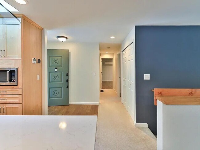 Building Photo - Remodeled Bellevue Home