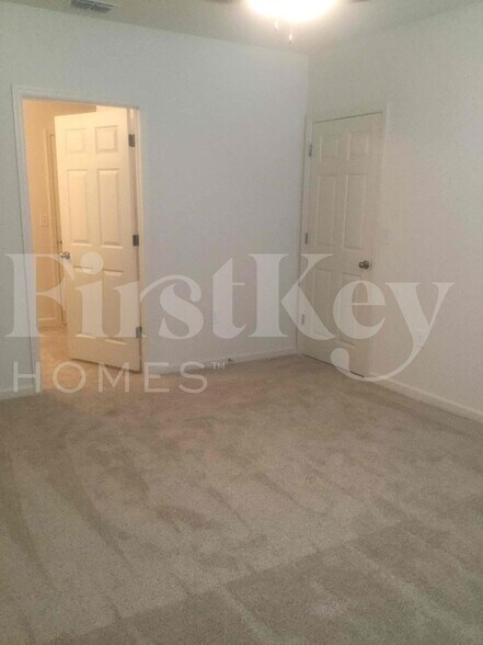 Building Photo - 407 SW Lakehurst Dr