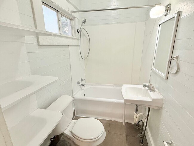 Building Photo - Two-Bedroom Cottage-Style Home