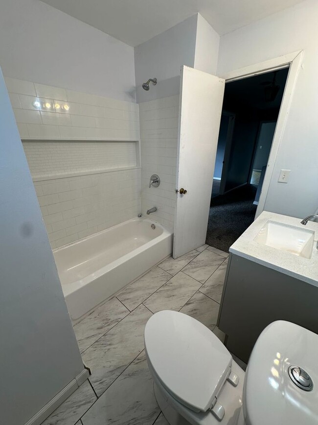 Building Photo - Discover this newly renovated 3-bedroom, 1.5-bath home in Euclid