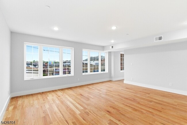 Building Photo - 129 Mt Pleasant Ave
