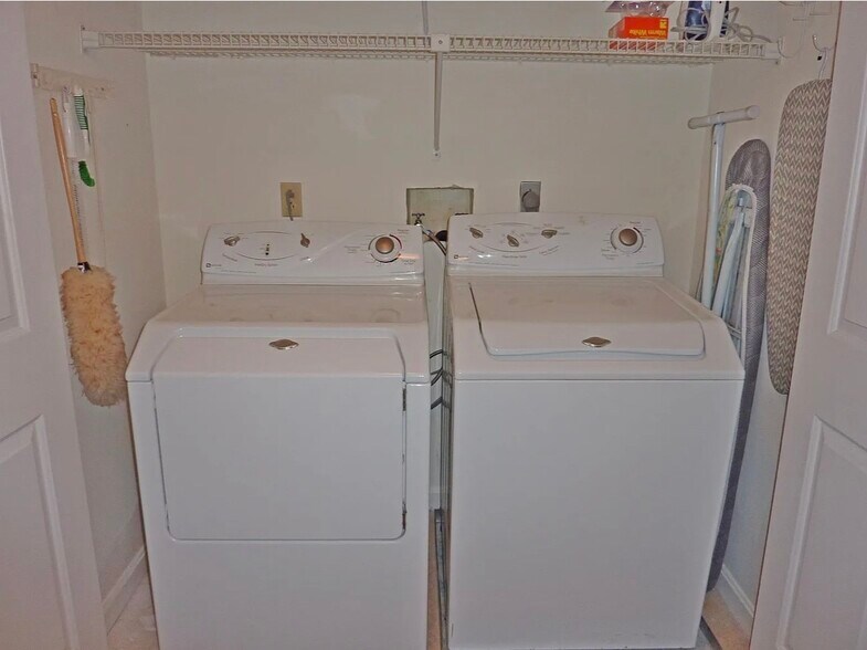 Building Photo - 12 Ledgewood Hills Dr