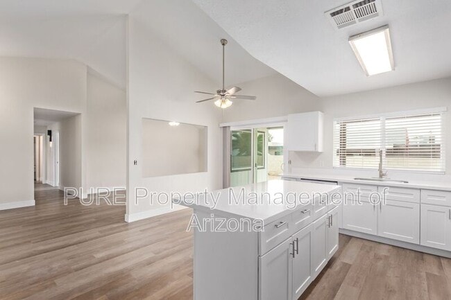 Building Photo - 3915 W Thunderbird Rd