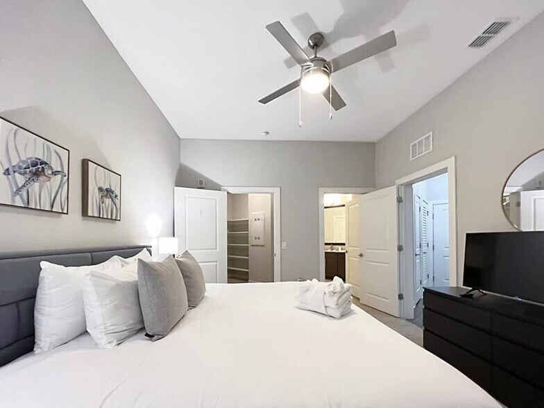 Building Photo - 2615 N Grady Ave