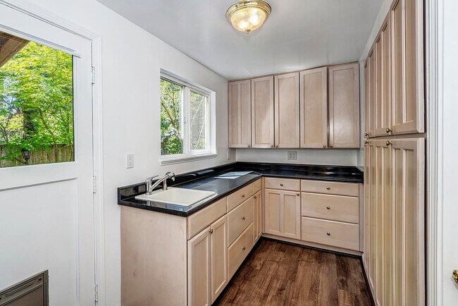 Building Photo - Edmonds 5 Bedroom 3.5 Bath Fully Fenced