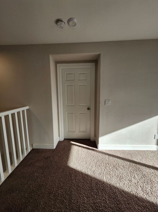 Building Photo - Beautiful Plumas Lake home on a large lot with SOLAR