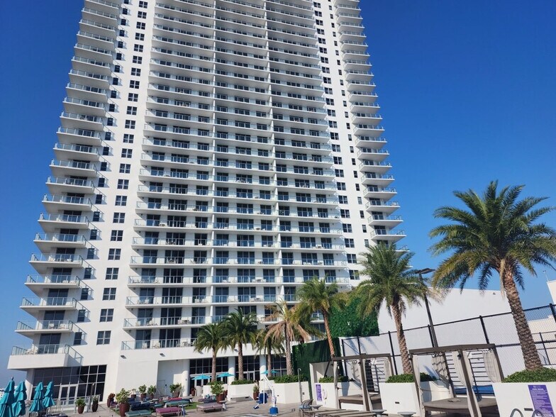 Building Photo - 2721 Hallandale Beach Blvd