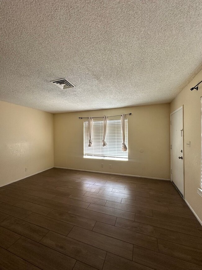 Building Photo - Must see Home!