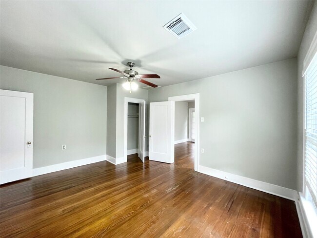 Building Photo - 4009 Oakridge St