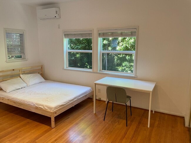 Building Photo - 955 Hyperion Ave