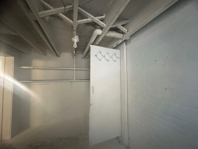 Building Photo - Move in Special!!! NEWLY UPDATED 3 B!EDROO...