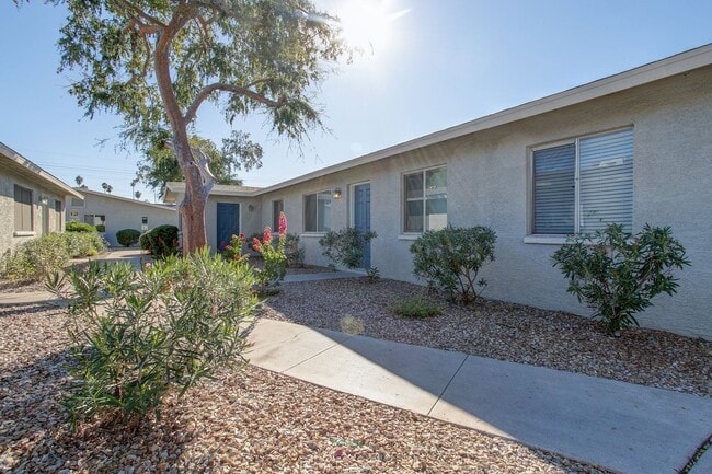 Building Photo - Updated 2 Bedroom, 2 bathroom located in a Gated Community!! Like living at a Resort!  Available ...