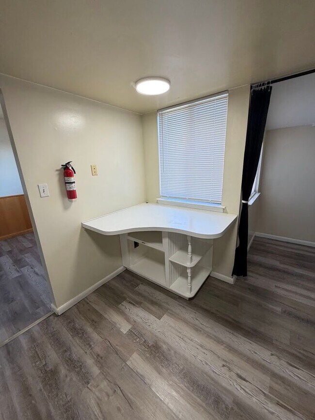 Building Photo - Newly updated 2nd floor Laurel Springs condo, Exeter Township