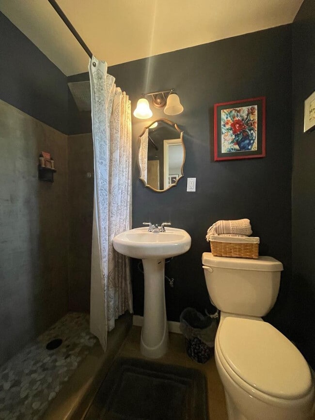 Building Photo - 843 E Butler Dr